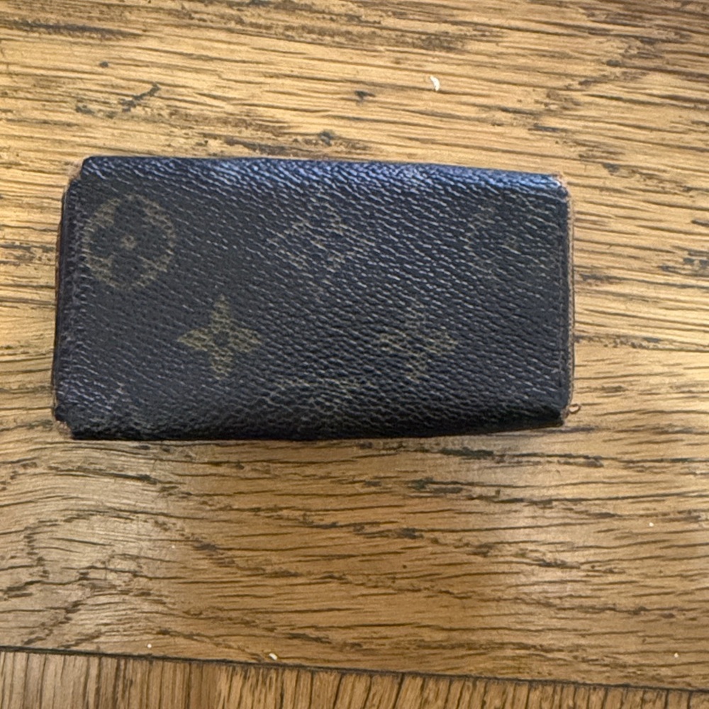 Louis Vuitton Monogram 4 Key Holder - Picture 7 of 7